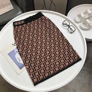 Röcke Designer 24 Herbst und Winter New Jacquard Kaffee Klassiker gestricktes Hemd Frauen halbe Rock hoher Taille Mitte Deckt Der Magen erscheint schlank PLQT