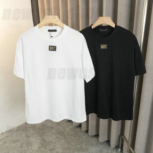 ヨーロッパメンズプラスサイズTシャツ夏TシャツデザイナークラシックシンプルなTシャツメタルゴールドバッジベーシックブラックホワイトショートスリーブルーズトップティーXS S M XL