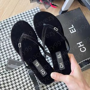 Luksusowy projektant damskich Sipper Płaskie zamszowe sandały Buty Slajd Stride Summer Wide Flip-Flops klasyczne drukowane sandały wielkości rozmiar 35-42