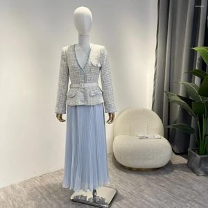 Vestidos casuais vestido esbelto para mulheres Design Botões de luxo de luz falsa roupas elegantes com treliça de pássaro de cinto pequena fragrância 2024