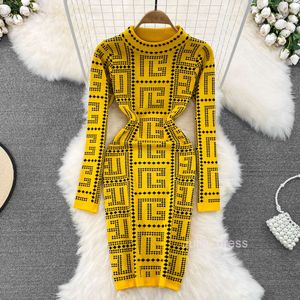 Autumn and Winter Korean Edition High End Style Stand Up Neck Slim Fit Sticked tröja Jacquard Wrap Hip Bottom Dress
