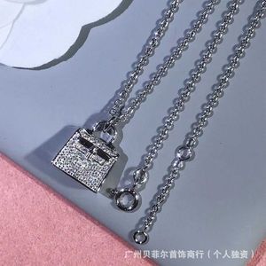 Colar o colar de charme clássico de charme version colar de bolsa prateada com pingente de diamante e moda com logotipo original fhef