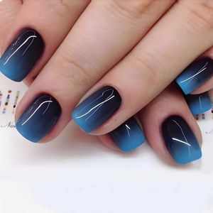 False Nails 24pcs短い青い偽のネイルフランスデザインのグラデーション偽の爪のシンプルなネイルウェアラブルプレスフルカバーネイルヒントマニキュアZ240531