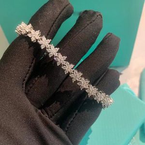 Kvinnlig designer armband full diamantarmband lyx mode klassisk ädla charm glittrande födelsedag valentins dag gåva med originallåda