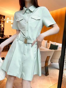 MM Springsummer جديد طية صاخبة واحدة غير رسمية تصميم صدر جيب الحزام المعدني فستان المرأة نمط العمل