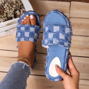 Terlik Kadınlar tuval denim kaydırıcı yaz yeni kadın plaj retro kaydırıcı kama platformu rahat açık ayak parmağı düz ayakkabılar j240530