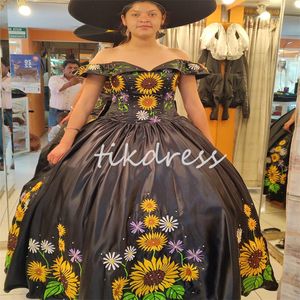 Svart charro quinceanera klänningar mexikansk bollklänning från axeln satin solrosor broderi födelsedagsklänning plus storlek pärlor söta 16 klänningar vestidos de xv anos
