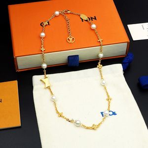 Designer smycken hänge charm armband guld kärlek v halsband kvinnor ringar armband armband m61084 lyxhängen titanälskare kedja hjärta med låda