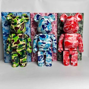 Action Toy Figures Camo Shark Bear Brick 400% 28cm Blue Red Green Berbrick ABS Plastic Joint Rotation med Sound Gift Bild T240531