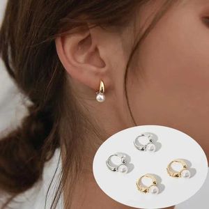 Charm Trend Korean Kpop Gold Color Simple Sweet Pearl Ear Clasp Hoop Earrings For Women Tiny Huggies Earrings Wedding Party Jewelryl4531