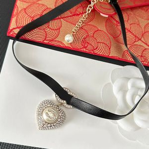 Pendenti designer donne collane di perle lettere marchio marchio a pendente collana di diamanti girocollo 18k oro rame placcate da uomo accessori per gioielleri da sposa.