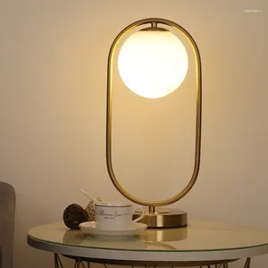 Lampy stołowe Nowoczesne lampa nocna Nordic Małe Mosiężne Złotne Biurko z matową białą szklaną stolik nocny do dekoracji sypialni