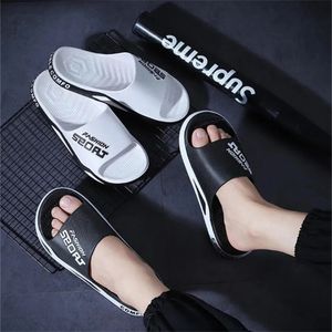 Sommarmän tofflor strand glider brev design badrum anti slip sandaler hem inomhus utomhus trendiga skor par toffler 240531