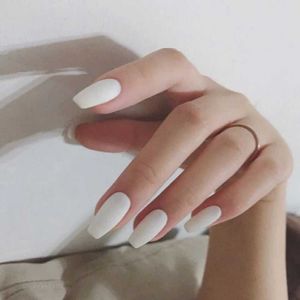 偽の爪24pcs/set nails women maincure tools matte white flrench nail abs short foffin fake fake nail art tips z240603