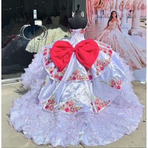 Vit prinsessa mexikansk charro quinceanera klänningar rosa blommor applikationer rufsar puffy korsett vestido de 15 anos 2024 0531