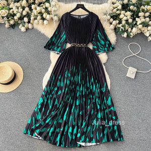 Summer New Fashionable Age Reducing Color Matching Pleated Round Neck Dress for Women with a Slender Waist and Large Swing Beach Skirt Trend