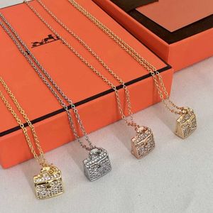 Colar o colar de charme clássico Colar de bolsa de diamante para mulheres com temperamento personalizado alto com logotipo original NYIM