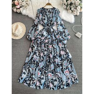 Gentle and sweet style in spring and autumn with a long sleeved V-neck and a waistband that looks slimmer. Single breasted A-line printed large hem dress for women