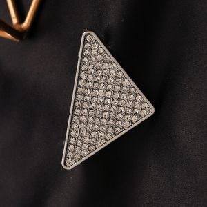 Lyxvarumärke Diamond Letter Triangle Pins Designer Brosches Rostfritt stål Kvinnor Pläterade Gold Cape Buckle Brooch Suit Pin Wedding Party Jewel