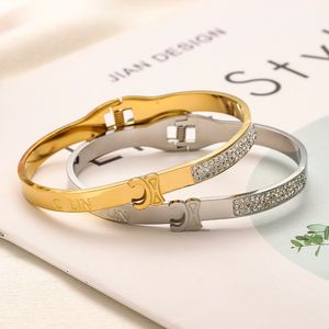 Guldpläterad bokstav Bangle Designer Bangles Märkesbrevarmband för kvinnor Män Högt struktur Rostfritt stål vardagliga tillbehör Fest bröllop smycken gåvor