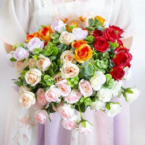 装飾的な花10ヘッド人工ミニバラとユーカリの花の花束は、結婚式の家の装飾のために緑の葉の緑の葉で偽物