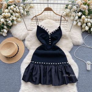 黒い西部スタイルの小さなドレス女性のためのハイエンドの絶妙なドレスフランスのヘップバーンスタイルウエストバンドフリルエッジとサスペンダードレス