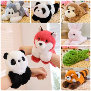 Dolls Cartoon Animal Pluxus Toy Bracelet Panda Fox Car Decoração de Macaco Acessório do Pulso Kawaii Plush Doll Childrens Toy Gift G240529