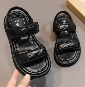 Летние сандалии для девочек, новинка 2024 года, детская пляжная обувь с открытым носком, модные сандалии для отдыха для мальчиков, нескользящая обувь на плоской подошве