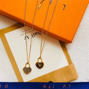 Boutique di lusso placcato in oro collana di design di marca progetta collane con lucchetto per ragazze affascinanti Catena lunga di alta qualità
