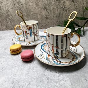 Cups Saucers 2 Set Euro Royal Court Bone China och Retro Par Coffee Mugs Afternoon Tea Set med sked presentförpackning