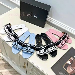 Atacado Verão Sapatos Casuais Sandale Canal Luxo Mule Presente Menina Top Qualidade Chinelos Sandália Sunny Mans Slide Beach Pool Womens Designer Flat Walk Sliders