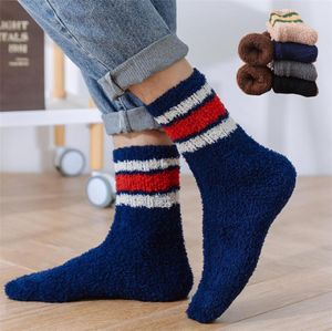 MOQ24 Paar flauschige Socken für Herren, modische gestreifte Korallen-Fleece-Socken, warme Winter-Freizeitsocken2204803