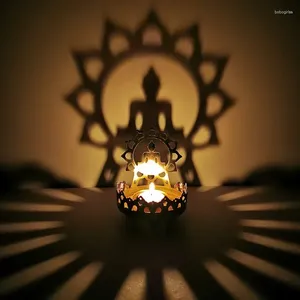 Świece uchwyty na Hollow Emphing Out Butter Lampa Siedzą Buddha Maitreya Lotus Flower Light and Shadow Art Candlestick