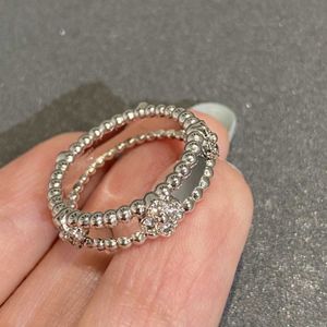 Дизайнерский шарм ван кольцо чистое серебряное узкое плита калейдоскопа клевер. Пара пары пальцев женская полная бриллиантовая счастливая индивидуальность хвост с логотипом