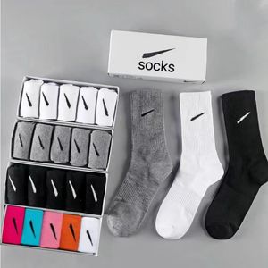 W sprzedaży Designerskie skarpetki sportowe Skarpetki w połowie krótkie kolory Socki Black White Grey Oddychane bawełniane skarpetki dla mężczyzn i kobiety jogging koszykówki piłkarskie