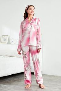 Hemkläder rosa Leapord Print Pyjamas 2024 Luxary Summer Sexig sidenfläckpyjama med pannband grossist