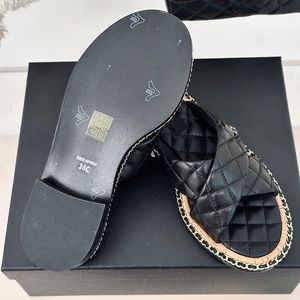 Le pantofole femminili scivolano su sandali designer di pelle di pecora tallone grosso con vetrini a catena matelasse slitte muli neri retrò infrasoli flip scarpe da spiaggia per esterni scarpe