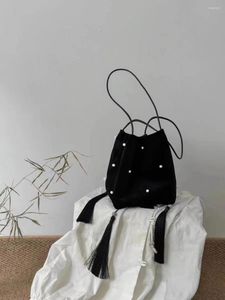 Totes Chinese Pearl Decor Tassel Black Bucket Bag For Women Autumn Winter Velent Handväska Elegant unik stil enkel axel