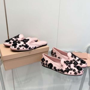 Com caixa feminina plana cetim mules designer embelezado sandálias de pele de carneiro mula cristais sola de borracha sapatos 550
