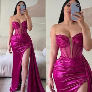 Atemberaubende Fuchsia Mermaid Prom Dress Mieder mit trägerloser formaler Abend eleganter Oberschenkel Split Kleider für besondere OCNS -Falten Satin Party Robe de Soiree