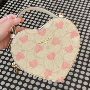 Kvinnor Mens Black White Sacoche Heart Bag Strap Leather Purse Luxurys Pink Designer Shoulder Top Handle Strawberry Crossbody Clutch Denim City Tote High Quality