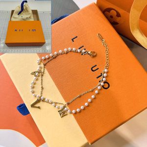 Perlen-Fußkettchen im Luxus-Stil, neue Designer-Fußkettchen mit Buchstabenkette, Frühling, hochwertige Damen-Schmuck-Accessoires für weibliche Paare, Design-Geschenk-Fußkettchen