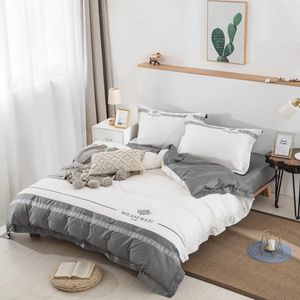 Set di biancheria da letto 2024 60 Set di quattro pezzi di velluto lungo con ricamo a righe in colori abbinati di puro cotone di lusso può essere personalizzato Bianco Grigio