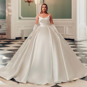 Boll Moderna stropplösa klänningar plus storlek Vestido de Noiva Pleat Ruched Satin Princess Wedding Clows for Bride S Bri