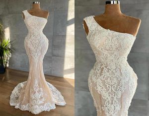 Потрясающие кружевные свадебные платья русалки Сексуальное одно плечо без рукавов с 3D-аппликациями и рюшами Длинные свадебные платья Свадебный прием носит 8207495