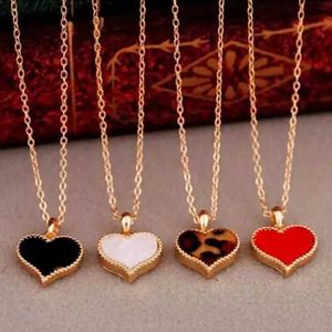 Hänge halsband Ny mode retro Ny skvallerflicka Serena Red Heart and Love Pendant Halsband CLAVICLE CHAME MODEL POCHOUSEL2404