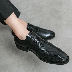 Sıradan ayakkabılar İngiliz tarzı deri dokuma desen mokasenler erkekler slip-on kalın alt nokta ayak parmağı iş moda moccasin