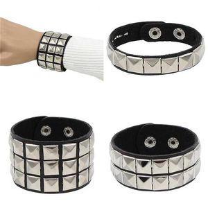 Chain New Gothic Punk PU Leather Bracelet 3 Rows Cuspidal Spikes Rivet Chain Bracelet for Mens Friends Jewelry Q240401