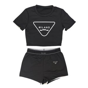 Kadınların eşofmanları tasarımcı iki parçalı mektup baskı çıplak göbek seksi kısa kollu t-shirt şort gündelik spor takım elbise yuvarlak boyun kıyafetleri katı koşu takım elbise