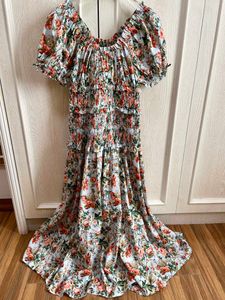 Schulterfreies, kurzärmliges, floral bedrucktes Damenkleid